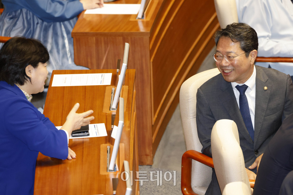 ▲1일 서울 여의도 국회 본회의장에서 열린 정기국회 개회식에서 서영교(왼쪽) 국회 법제사법위원장과 김승원 법무장관 후보자가 대화하고 있다. 고이란 기자 photoeran@