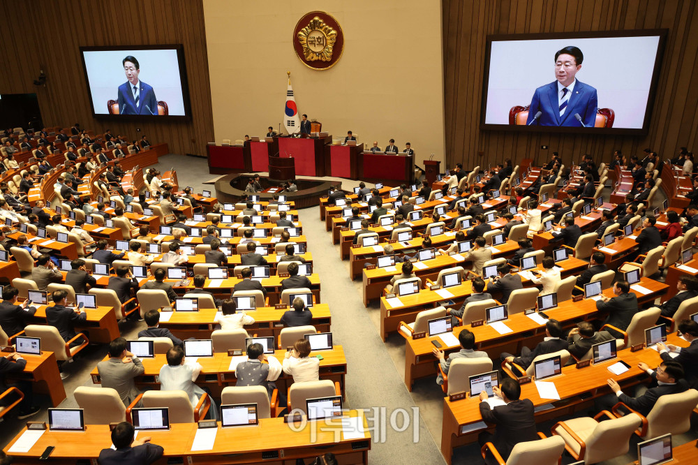 ▲조정식 국회의장이 1일 서울 여의도 국회 본회의장에서 열린 정기국회 개회식에서 인사말을 하고 있다. 100일간 이어지는 이번 정기국회에서는 법안 및 예산안 심사와 인사청문회, 국정감사 등 여러 현안을 놓고 여야의 치열한 공방이 이어질 전망이다. 고이란 기자 photoeran@