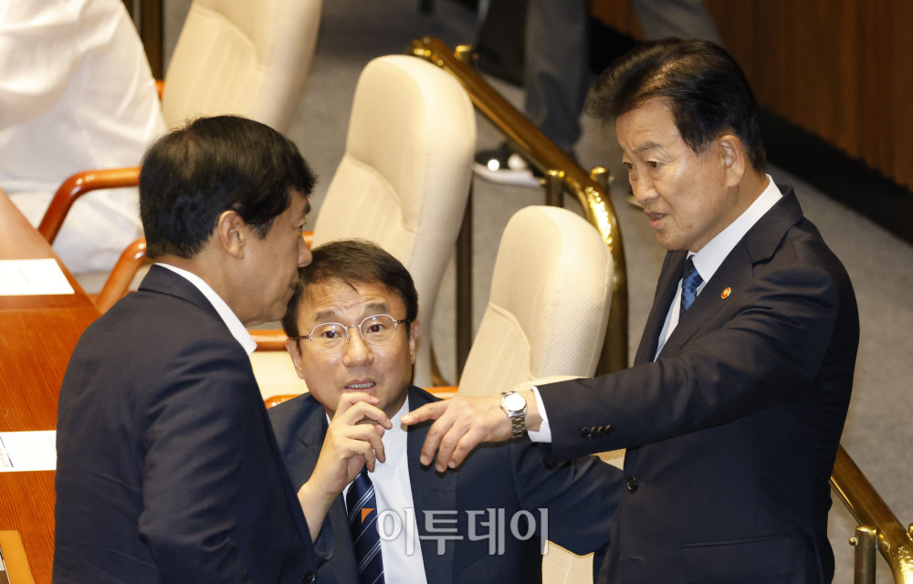 ▲정동영(오른쪽) 통일부 장관과 한병도(가운데) 더불어민주당 원내대표가 1일 서울 여의도 국회 본회의장에서 열린 정기국회 개회식에서 대화하고 있다. 고이란 기자 photoeran@