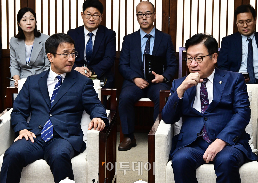 ▲한병도(왼쪽) 더불어민주당 원내대표와 정점식 국민의힘 원내대표가 1일 서울 여의도 국회에서 제439회 정기국회 개회식을 앞두고 열린 사전환담에 참석해 대화를 나누고 있다. 국회사진기자단