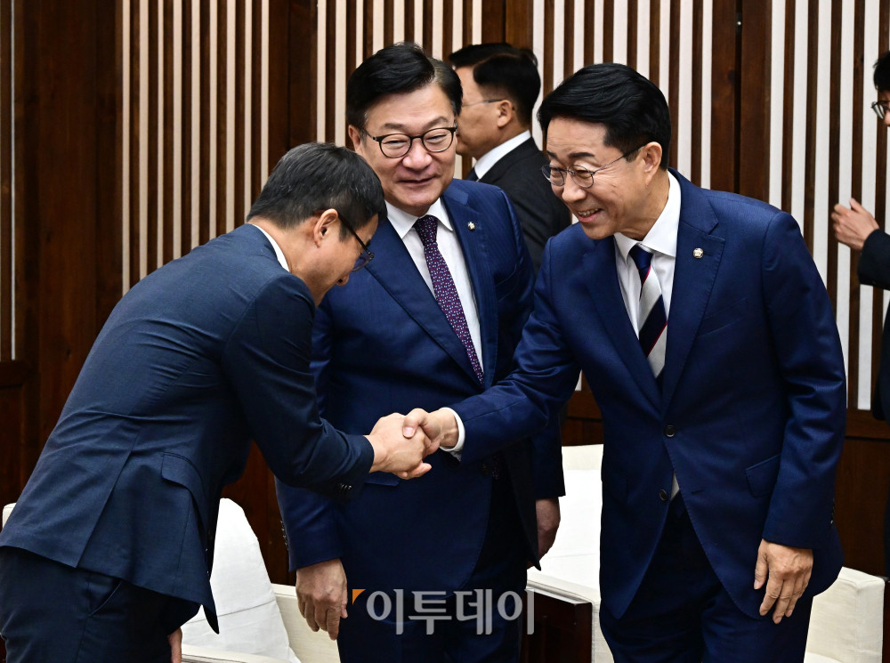 ▲조정식(오른쪽) 국회의장이 1일 서울 여의도 국회에서 제439회 정기국회 개회식을 앞두고 열린 사전환담에 참석해 한병도 더불어민주당 원내대표와 악수를 하고 있다. 국회사진기자단