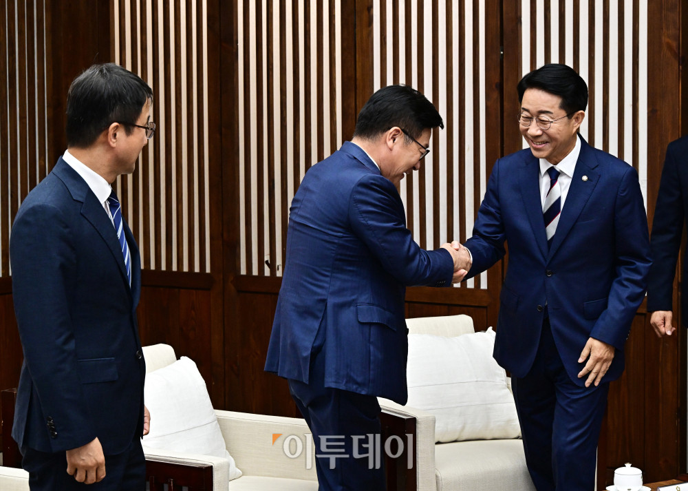 ▲조정식(오른쪽) 국회의장이 1일 서울 여의도 국회에서 제439회 정기국회 개회식을 앞두고 열린 사전환담에 참석해 정점식 국민의힘 원내대표와 악수를 하고 있다. 국회사진기자단
