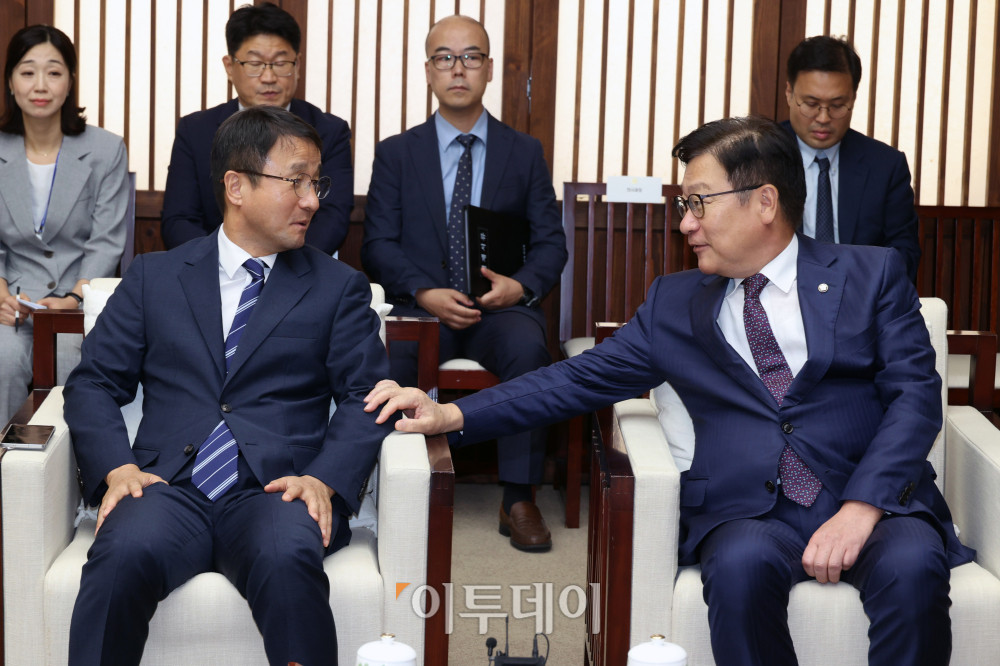 ▲한병도(왼쪽) 더불어민주당 원내대표와 정점식 국민의힘 원내대표가 1일 서울 여의도 국회의장접견실에서 정기국회 개원식에 앞서 환담을 하고 있다. 국회사진기자단