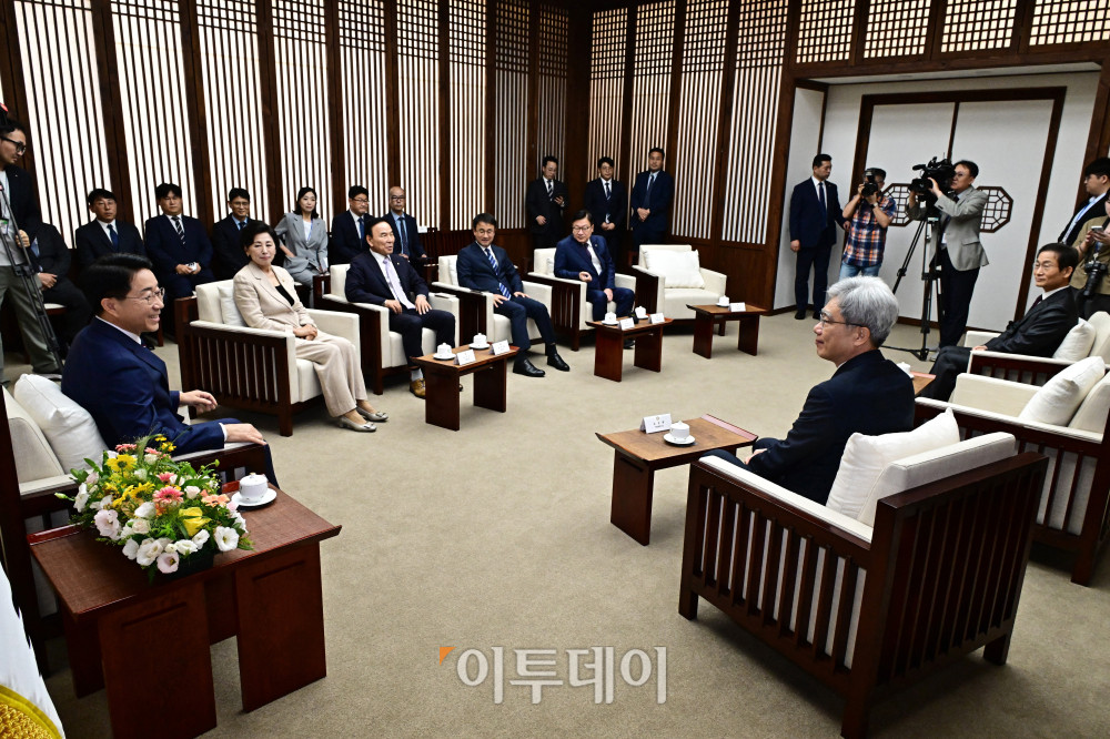 ▲조정식 국회의장이 1일 서울 여의도 국회에서 제439회 정기국회 개회식을 앞두고 김상환 헌법재판소장, 김호철 감사원장, 남인순 국회부의장, 박덕흠 국회부의장, 한병도 더불어민주당 원내대표, 정점식 국민의힘 원내대표와 환담을 나누고 있다. 국회사진기자단
