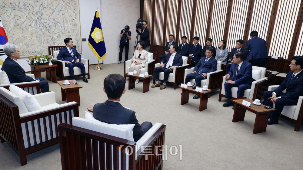 ▲조정식 국회의장이 1일 서울 여의도 국회의장접견실에서 정기국회 개원식에 앞서 참석자들과 환담을 하고 있다. 국회사진기자단