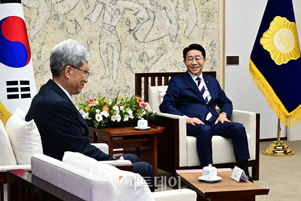 ▲조정식 국회의장이 1일 서울 여의도 국회에서 제439회 정기국회 개회식을 앞두고 열린 사전환담에 참석해 김상환 헌법재판소장과 대화를 하고 있다. 국회사진기자단