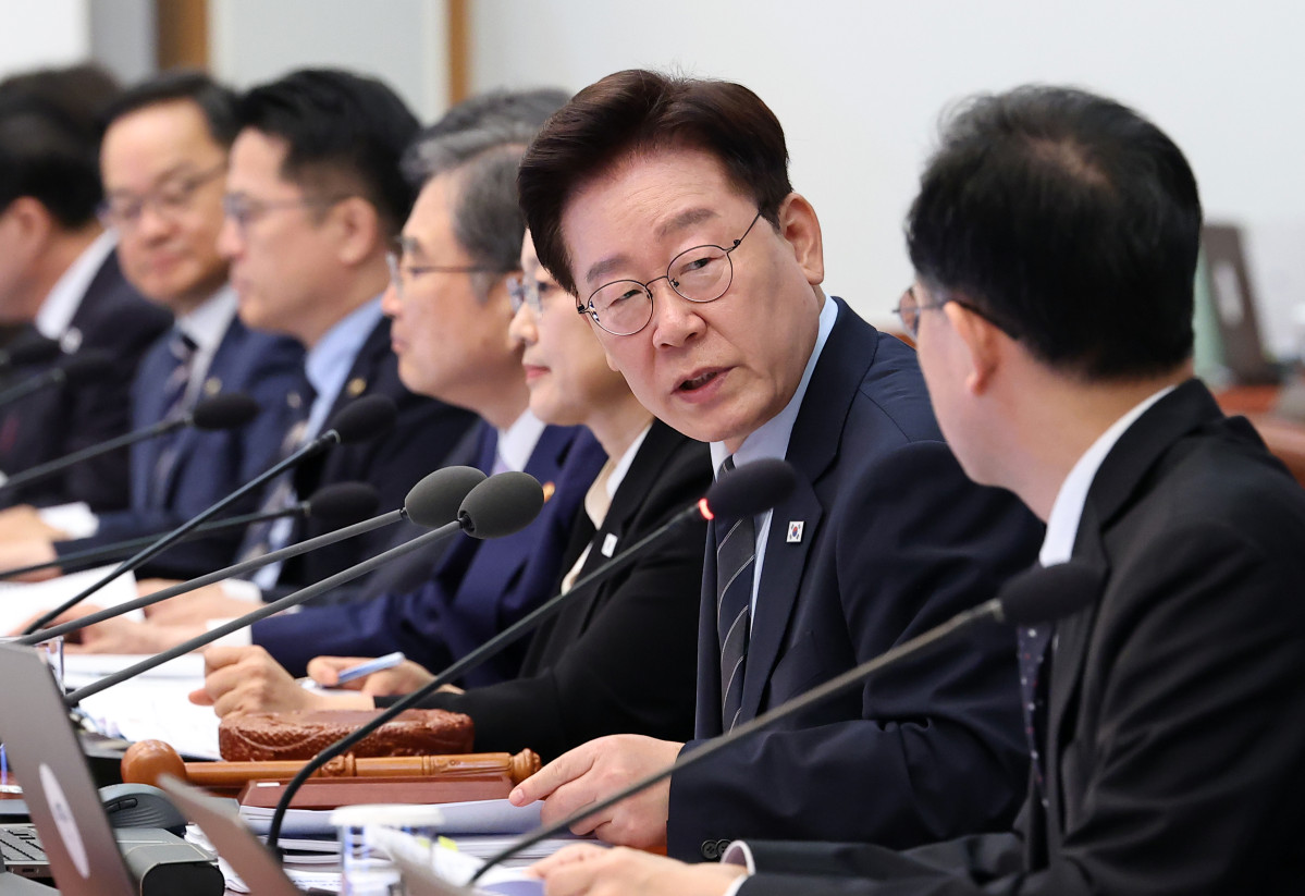 ▲이재명 대통령이 1일 청와대에서 열린 국무회의에서 부총리 후보자인 이형일 재정경제부 1차관(오른쪽)과 대화하고 있다. 사진=연합뉴스