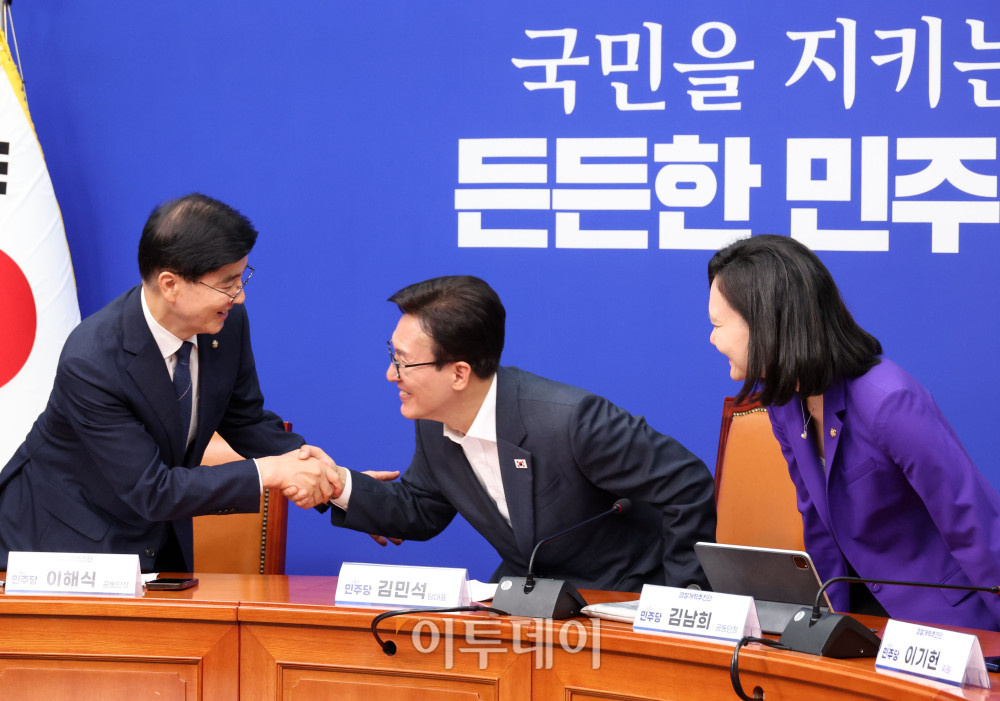 ▲김민석(가운데) 더불어민주당 대표와 이해식 경찰개혁추진단 공동단장이 1일 서울 여의도 국회에서 열린 더불어민주당 경찰개혁추진단 1차 회의에서 인사하고 있다. 고이란 기자 photoeran@
