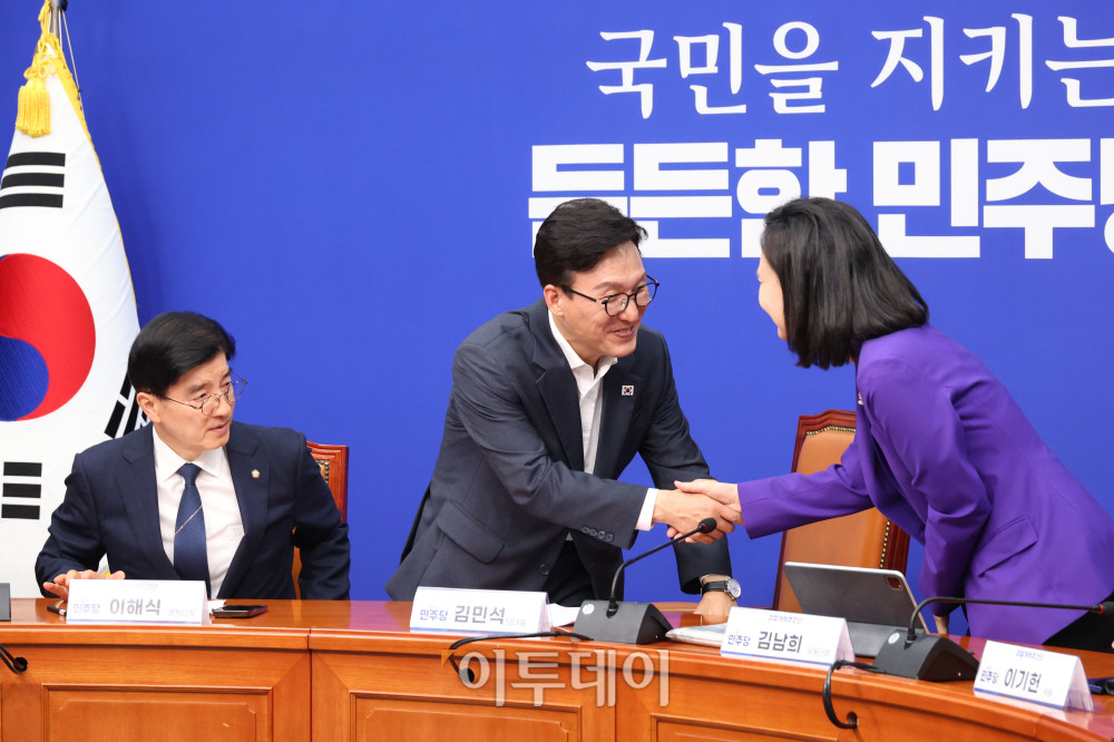 ▲김민석(가운데) 더불어민주당 대표와 김남희 경찰개혁추진단 공동단장이 1일 서울 여의도 국회에서 열린 더불어민주당 경찰개혁추진단 1차 회의에서 인사하고 있다. 고이란 기자 photoeran@