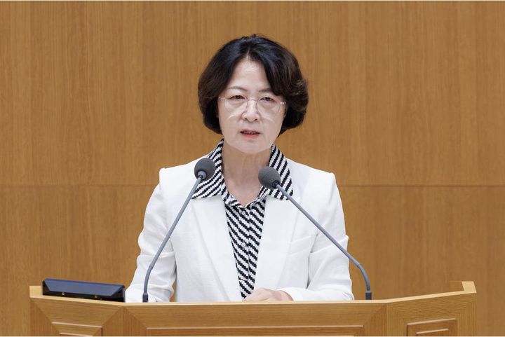 ▲1일 오전 수원특례시 경기도의회 본회의장에서 열린 제393회 임시회 제1차 본회의에서 추미애 경기도지사가 추경예산안에 대한 제안설명을 하고 있다.
추 지사는 기존 사업 5465억원을 구조조정한 총 42조2420억원 규모의 추경안을 설명하며 2027년 본예산에도 자신의 공약을 위한 신규사업 예산을 담지 않겠다고 밝혔다. (경기도)