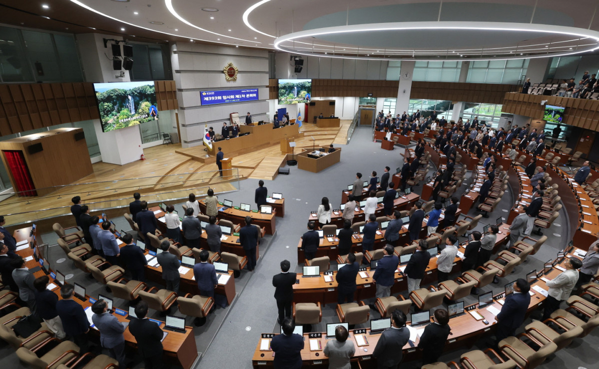▲1일 경기도의회 본회의장에서 제393회 임시회 제1차 본회의가 열리고 있다. 도의회는 이날 총 42조2420억원 규모의 경기도 제2회 추가경정예산안 심의에 돌입했다. 경기도는 기존 사업 5465억원을 구조조정한 추경안을 제출했으며, 도의회는 사업별 감액 기준과 민생사업 영향을 집중적으로 살필 방침이다. (경기도의회)