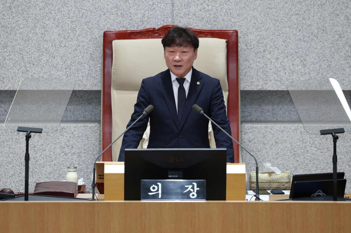 ▲남종섭 경기도의회 의장이 1일 제393회 임시회 제1차 본회의에서 개회사를 하고 있다. 남 의장은 “재정이 어렵다고 모든 사업을 같은 폭으로 줄일 수는 없다”며 사업 우선순위와 감액 기준, 도민에게 미칠 영향을 면밀히 살피겠다고 밝혔다. (경기도의회)