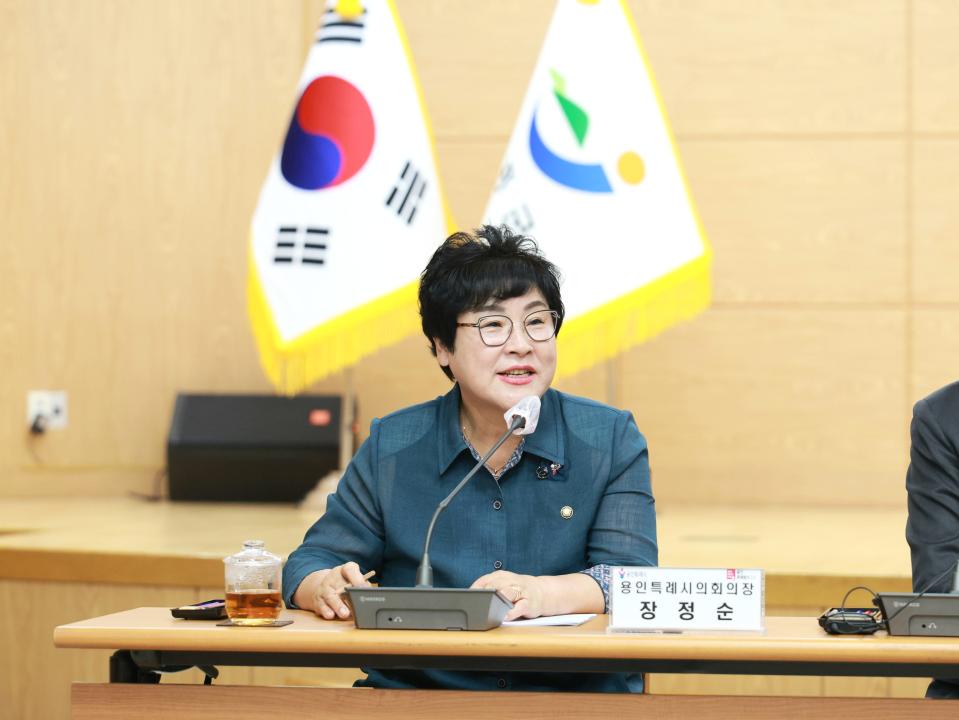 ▲장정순 용인특례시의회 의장이 1일 장흥군청에서 열린 용인특례시-장흥군 자매결연 협약식에서 인사말을 하고 있다. 장 의장은 자매결연이 행정 간 협약에 머물지 않고 시민과 군민이 체감하는 실질적인 교류로 이어지도록 의회 차원에서 뒷받침하겠다고 밝혔다. (용인특례시의회)