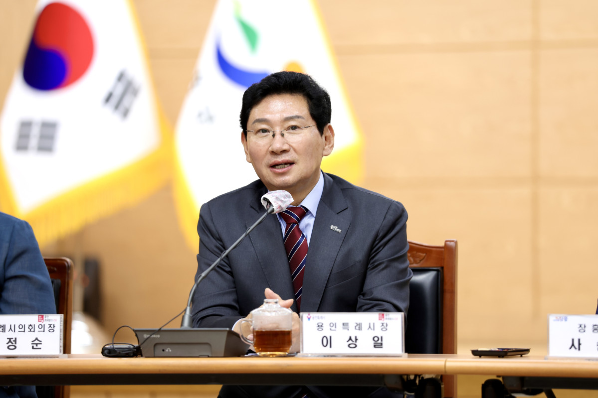 ▲이상일 용인특례시장이 1일 장흥군청에서 열린 용인특례시-장흥군 자매결연 협약식에서 인사말을 하고 있다. 이 시장은 두 도시가 서로 우정을 나누며 문화·관광·행정·농업 등 다양한 분야에서 함께 발전하기를 기대한다고 밝혔다. (용인특례시)
