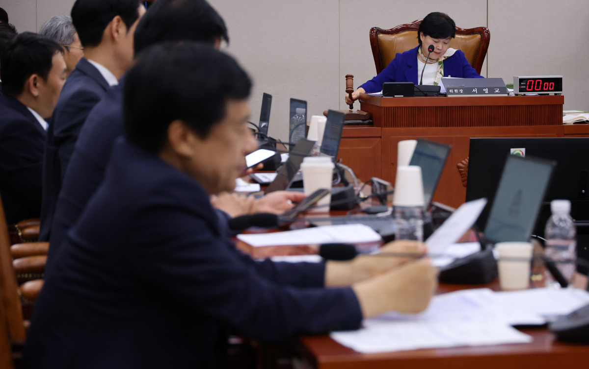 ▲서영교 위원장이 1일 국회에서 열린 법제사법위원회 전체회의에서 의사봉을 두드리고 있다. (사진=연합뉴스)