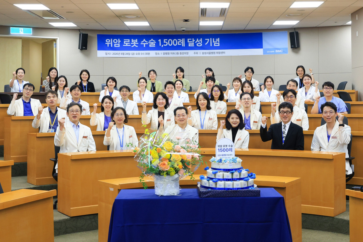 ▲삼성서울병원은 8월 28일 위암 로봇수술 1500례 달성 기념식을 개최했다. 사진 맨 앞줄 왼쪽부터 손태성 진료부원장, 안지영 위장관외과 교수, 이준호 위장관외과장, 이지연 위암센터장, 김희철 암병원장, 안상훈 위장관외과 교수. (사진제공=삼성서울병)