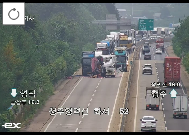 ▲[속보] 청주영덕고속도로 화서부근 대형화물차 추돌사고 발생 (출처=로드플러스 캡처)