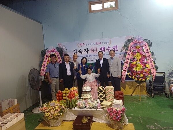 ▲전남광주특별시 구례군이 구례읍 봉북마을회관에서 김숙자 어르신의 백수연 잔치를 열고 있다. (구례군)