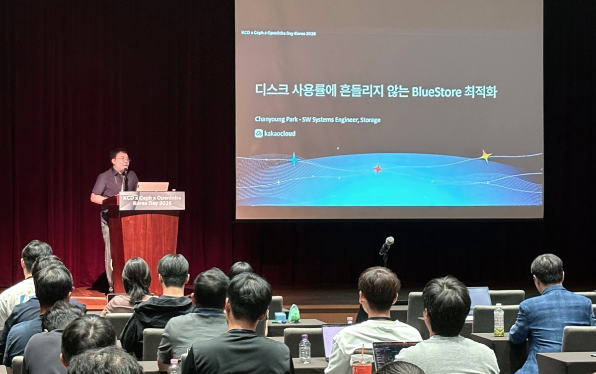 ▲박찬영 카카오엔터프라이즈 IAM/스토리지개발팀 매니저가 1일, 서울 용산구 인근에서 개최한 ‘KCD x Ceph x OpenInfra Day Korea 2026’에서 ‘디스크 사용률에 흔들리지 않는 블루스토어(BlueStore) 최적화’를 주제로 발표하고 있다. (사진제공=카카오엔터프라이)