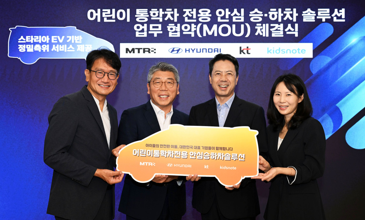 ▲(왼쪽부터) 천성재 엠티알 대표, 염재섭 현대차 국내판매사업부장 상무, 노형래 KT 기업사업본부장 상무, 강아름 키즈노트 부사장이 1일 KT 광화문빌딩 West 사옥에서 열린 어린이 통학차 전용 안심 승하차 솔루션 업무협약식에서 기념 사진을 촬영하고 있다. (사진=현대자동차)