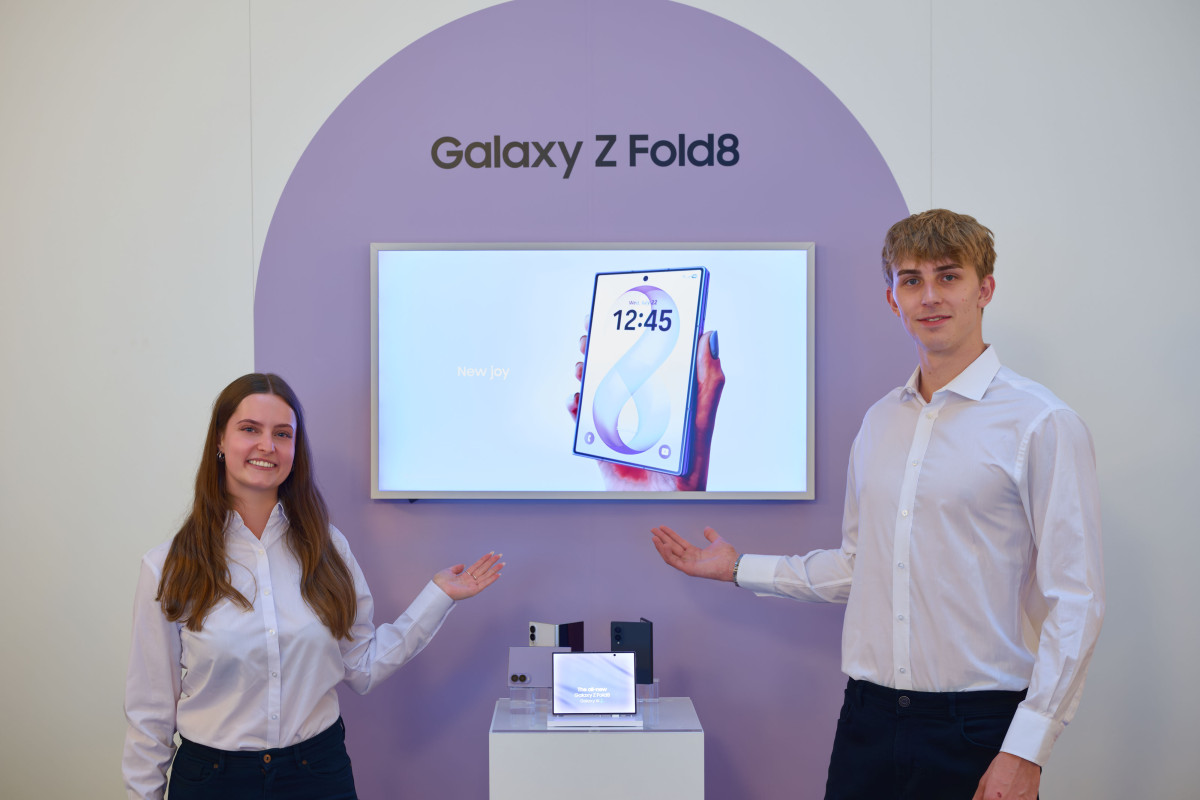 ▲삼성전자 모델이 독일 베를린에서 열리는 유럽 최대 가전 전시회 IFA 2026 개막에 앞서 2일부터 6일까지 훔볼트 카레(Humboldt Carré)에 위치한 삼성전자 전시관에서 갤럭시 Z 폴드8을 소개하고 있다. (사진=삼성전자)
