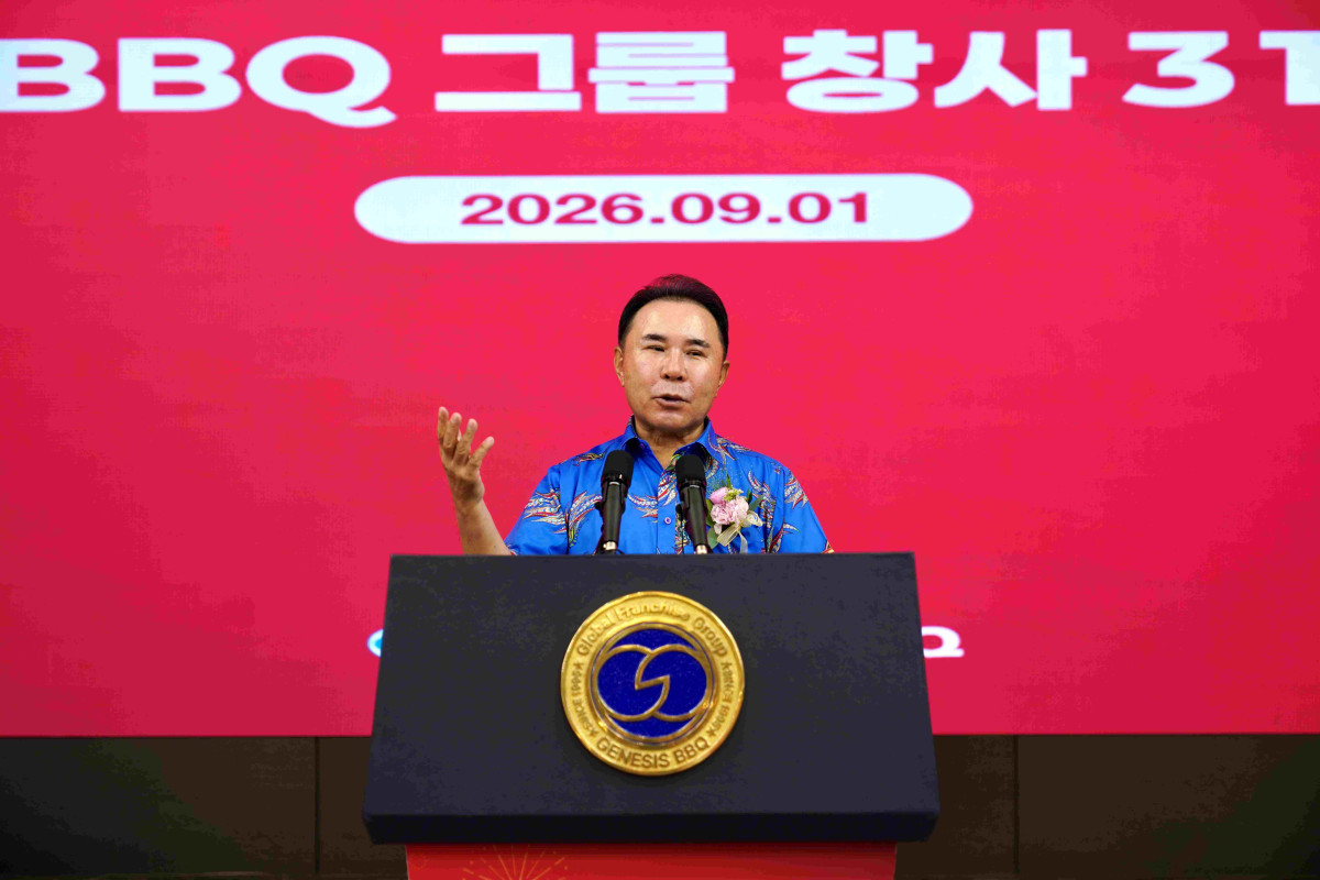 ▲제너시스BBQ 그룹은 경기도 이천 치킨대학에서 주요 임원과 임직원이 참석한 가운데 창립 31주년 기념식을 개최하고, 글로벌 F&B 기업으로의 새로운 도약을 위한 미래 성장전략을 제시했다. 윤홍근 제너시스BBQ 그룹 회장 모습. (사진제공=BBQ)