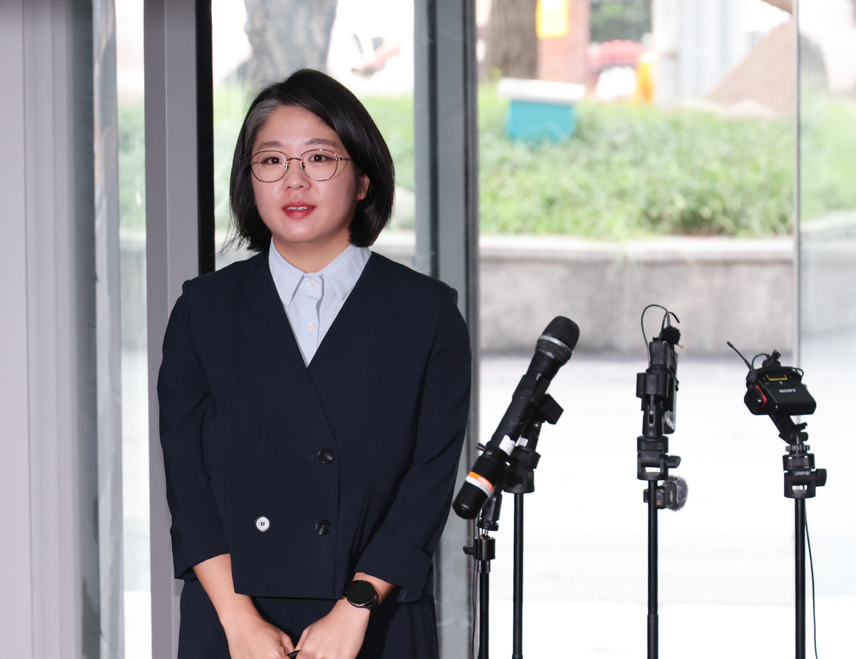 ▲용혜인 성평등가족부 장관 후보자가 2일 서울 서대문구에 마련된 인사청문회 준비 사무실로 출근하며 취재진의 질문에 답하고 있다.  (연합뉴스)