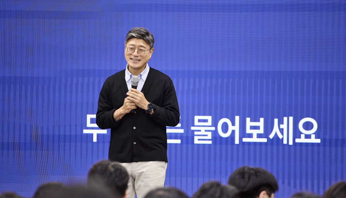 ▲정재헌 SKT CEO가 강연을 진행하는 모습. (사진제공=SK텔레콤)