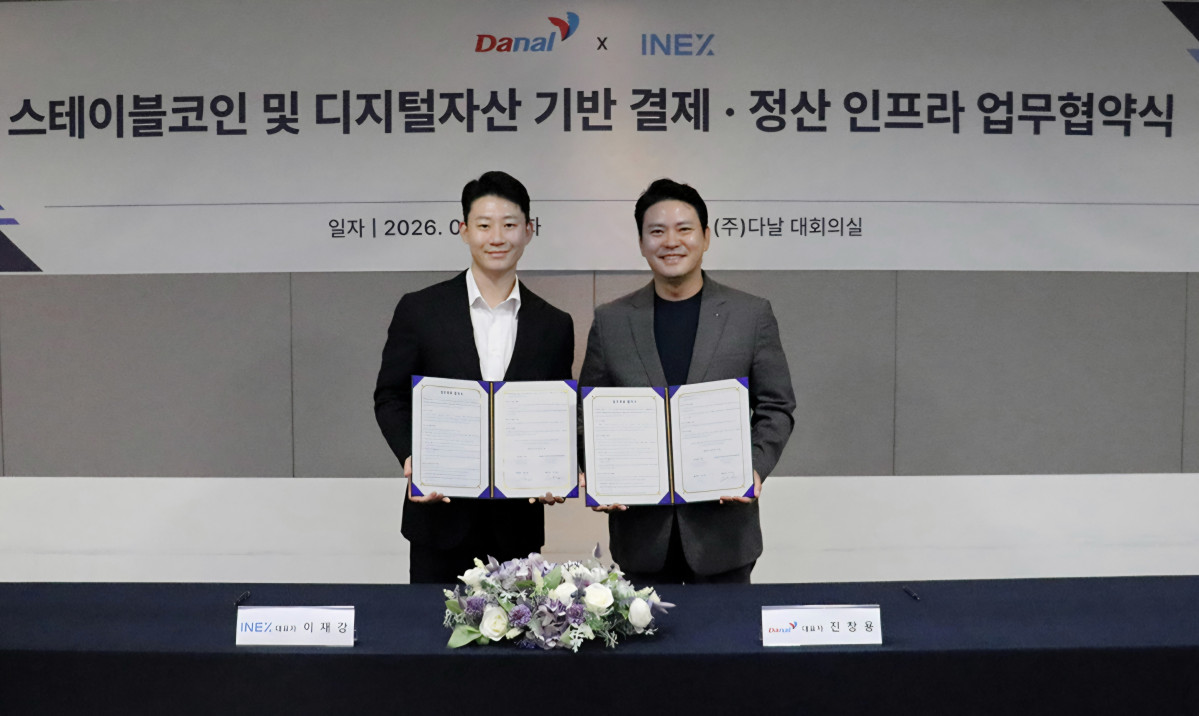 ▲(왼쪽부터) 이재강 인엑스 대표, 진창용 다날 사업총괄 대표가 MOU 체결 후 기념 촬영하고 있다. (사진제공=다날)