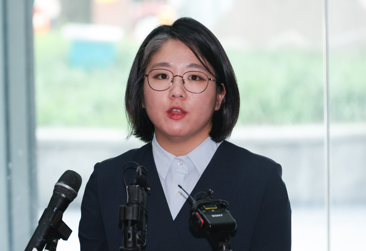 ▲용혜인 성평등가족부 장관 후보자가 2일 서울 서대문구에 마련된 인사청문회 준비 사무실로 출근하며 취재진의 질문에 답하고 있다. (연합뉴스)