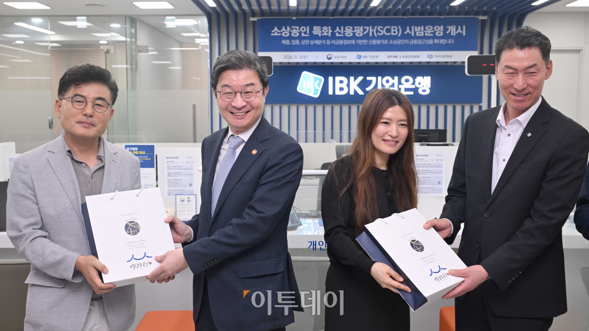 ▲(왼쪽 두 번째)이억원 금융위원장과 (오른쪽 첫 번째)장민영 IBK기업은행장이 2일 오전 서울 종로구 IBK기업은행 광화문지점을 방문해 SCB 대출 약정 시연 참관을 마친 뒤 참석자들과 기념촬영을 하고 있다. 고성준 기자 joonko1@