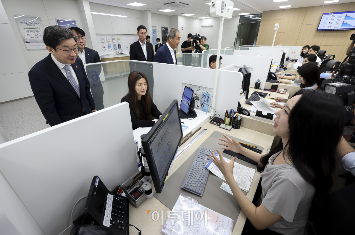 ▲이억원 금융위원장이 2일 서울 종로구 IBK기업은행 광화문에서 열린  SCB 시범운영 현장을 수혜 대상 소상공인들이 SCB 대출 약정 시연하는 모습을 참관하고 있다.