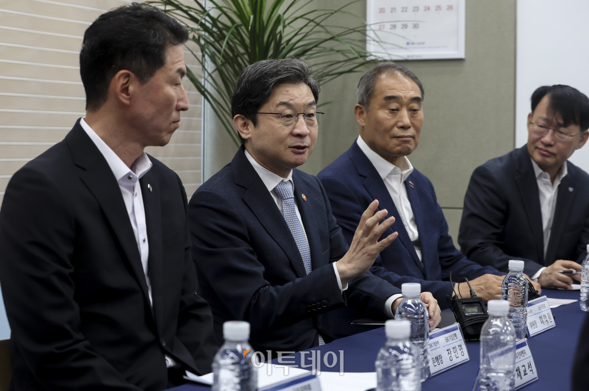 ▲이억원 금융위원장이 2일 서울 종로구 IBK기업은행 광화문에서 열린  SCB 시범운영 현장을 방문해 수혜 대상 소상공인들과 대화를 하고 있다. 고성준 기자 joonko1@