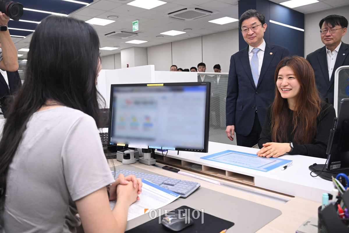 ▲이억원 금융위원장과 최유삼 한국신용정보원장이 2일 오전 서울 종로구 IBK기업은행 광화문지점을 찾아 SCB 대출 약정 시연을 참관하고 있다. 고성준 기자 joonko1@