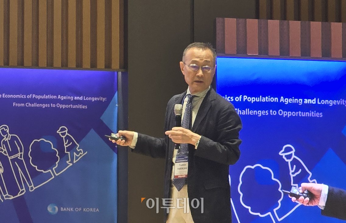 ▲2일 서울 중구 한은 본점에서 열린 BOK-CEPR-OECD 공동 컨퍼런스에서 후미오 하야시(Fumio Hayashi) 일본 정책연구대학원 교수가 '일본 30년 장기 침체의 근본 원인을 주제로 기조연설을 발표하고 있다. (배근미 기자 athena3507@)