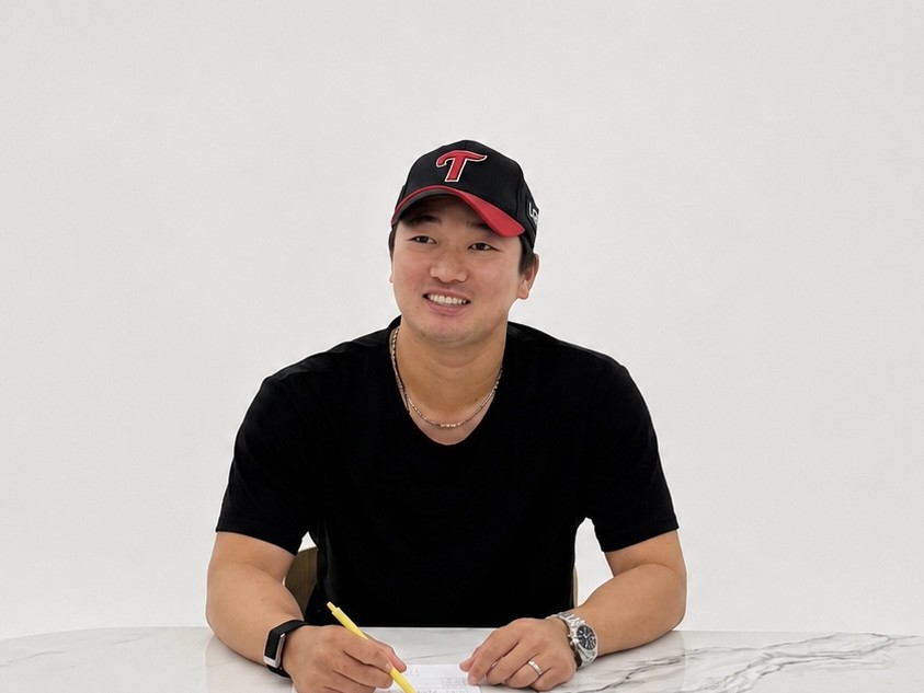 ▲고우석이 2일 서울 잠실구장에서 LG 트윈스와 계약하고 있다. (사진제공=LG 트윈스)