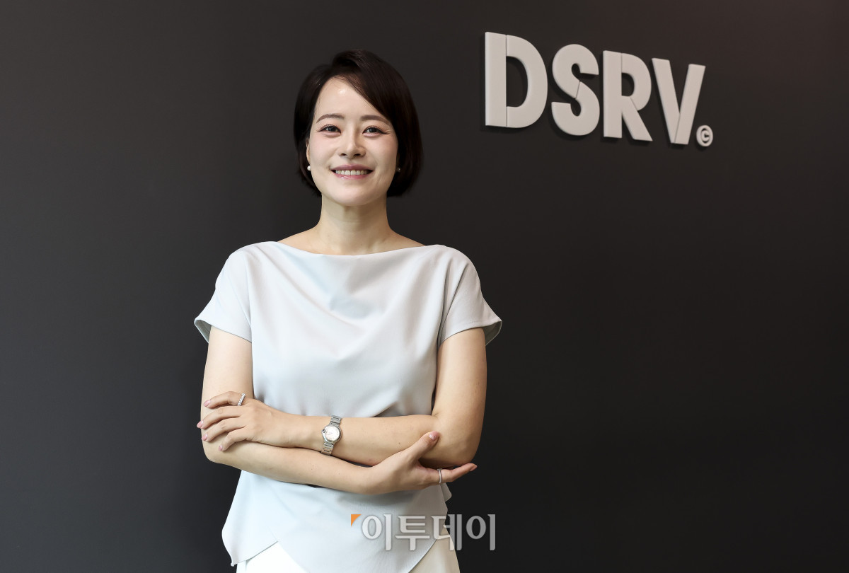 ▲오유리 DSRV 준법감시인이 14일 서울 강남구 DSRV 본사에서 이투데이와 인터뷰에 앞서 사진촬영을 하고 있다. (고성준 기자 joonko1@)