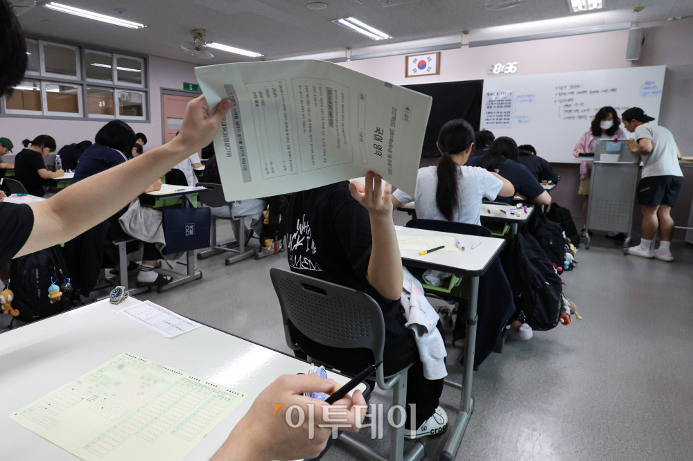 ▲2027학년도 대학수학능력 9월 모의평가일인 2일 서울 송파구 방산고에서 수험생들이 시험지를 넘기고 있다. 사진공동취재단