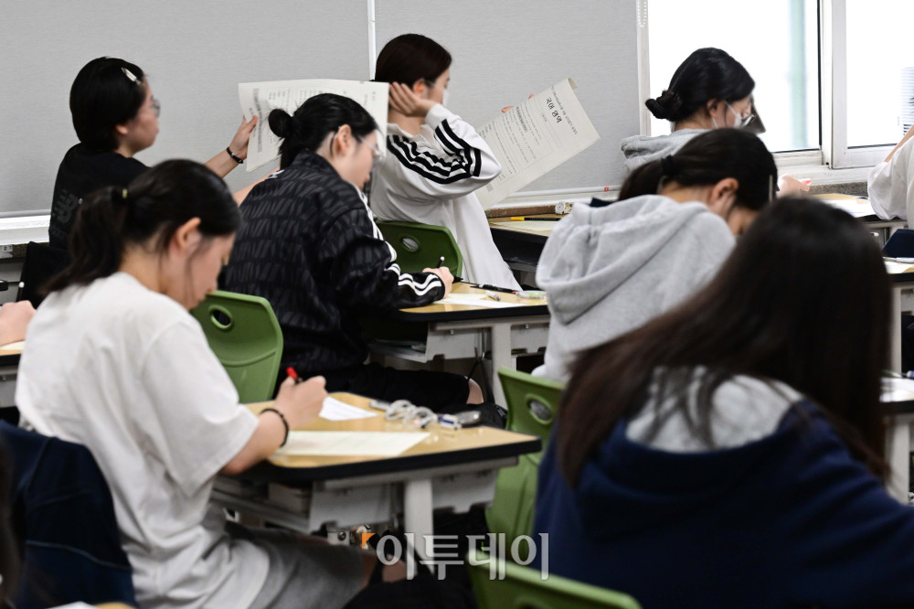 ▲2027학년도 대학수학능력시험 9월 모의평가 시행일인 2일 오전 서울 마포구 서울여고에서 학생들이 시험지를 넘기고 있다. 사진공동취재단