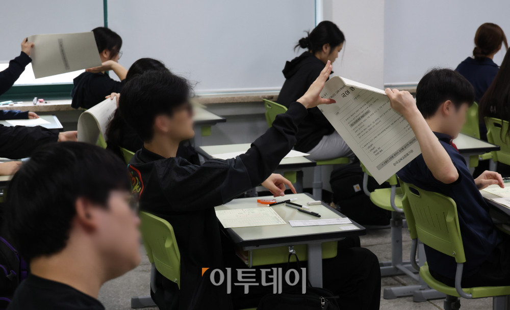 ▲2027학년도 대학수학능력시험 9월 모의평가 시행일인 2일 오전 서울 광진구 광남고등학교에서 수험생들이 시험 준비를 하고 있다. 사진공동취재단