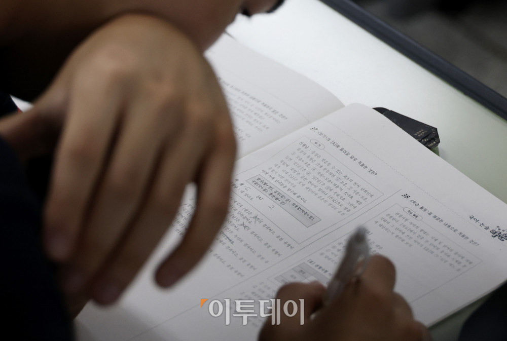 ▲2027학년도 대학수학능력시험 9월 모의평가 시행일인 2일 오전 서울 광진구 광남고등학교에서 수험생들이 시험 준비를 하고 있다. 사진공동취재단
