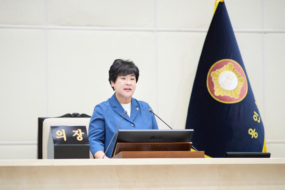 ▲2일 용인특례시의회 본회의장에서 열린 제306회 제1차 정례회 개회식에서 의장이 개회사를 하고 있다. 이날 의회는 2025회계연도 결산안과 조례안 등 총 32건의 안건 심의에 들어갔다. 사진제공=용인특례시의회 (용인특례시의회)