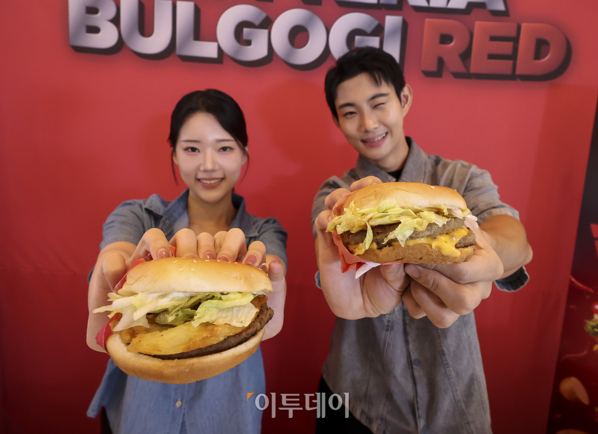▲2일 서울 용산구 롯데리아 숙대입구역에서 홍보 모델들이 새로 출시된 '리아 불고기 레드' 2종을 선보이고 있다. 이번에 신제품은 전 국민에게 사랑받아온 '리아 불고기'에 매운맛을 더해 탄생한 새로운 불고기 버거다. '리아 불고기 레드'는 불고기 패티에 레드 불고기 소스, 튀긴 감자채 토핑을 더해 한층 풍성하고 든든한 맛을 제공했다. '리아 불고기 더블 레드'는 더블 패티와 치즈를 더해 포만감을 높였다. 고성준 기자 joonko1@