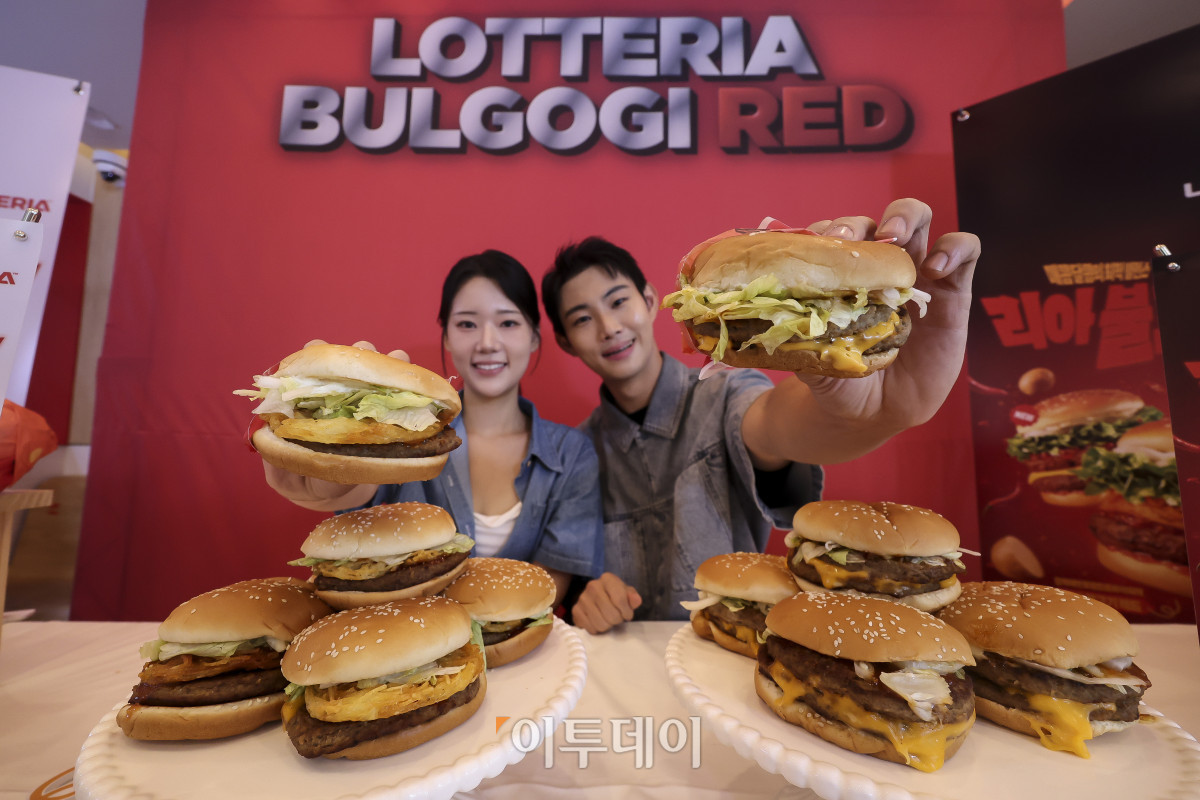 ▲2일 서울 용산구 롯데리아 숙대입구역에서 홍보 모델들이 새로 출시된 '리아 불고기 레드' 2종을 선보이고 있다. 이번에 신제품은 전 국민에게 사랑받아온 '리아 불고기'에 매운맛을 더해 탄생한 새로운 불고기 버거다. '리아 불고기 레드'는 불고기 패티에 레드 불고기 소스, 튀긴 감자채 토핑을 더해 한층 풍성하고 든든한 맛을 제공했다. '리아 불고기 더블 레드'는 더블 패티와 치즈를 더해 포만감을 높였다. 고성준 기자 joonko1@