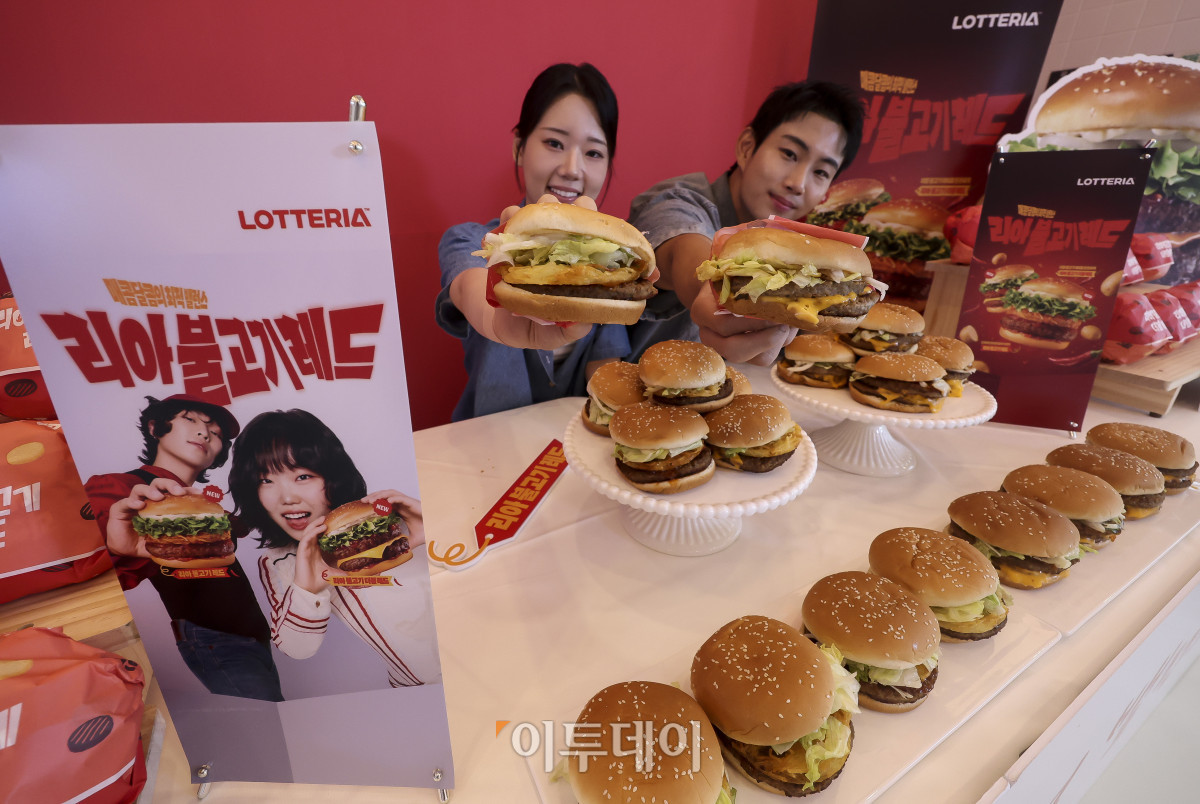 ▲2일 서울 용산구 롯데리아 숙대입구역에서 홍보 모델들이 새로 출시된 '리아 불고기 레드' 2종을 선보이고 있다. 이번에 신제품은 전 국민에게 사랑받아온 '리아 불고기'에 매운맛을 더해 탄생한 새로운 불고기 버거다. '리아 불고기 레드'는 불고기 패티에 레드 불고기 소스, 튀긴 감자채 토핑을 더해 한층 풍성하고 든든한 맛을 제공했다. '리아 불고기 더블 레드'는 더블 패티와 치즈를 더해 포만감을 높였다. 고성준 기자 joonko1@