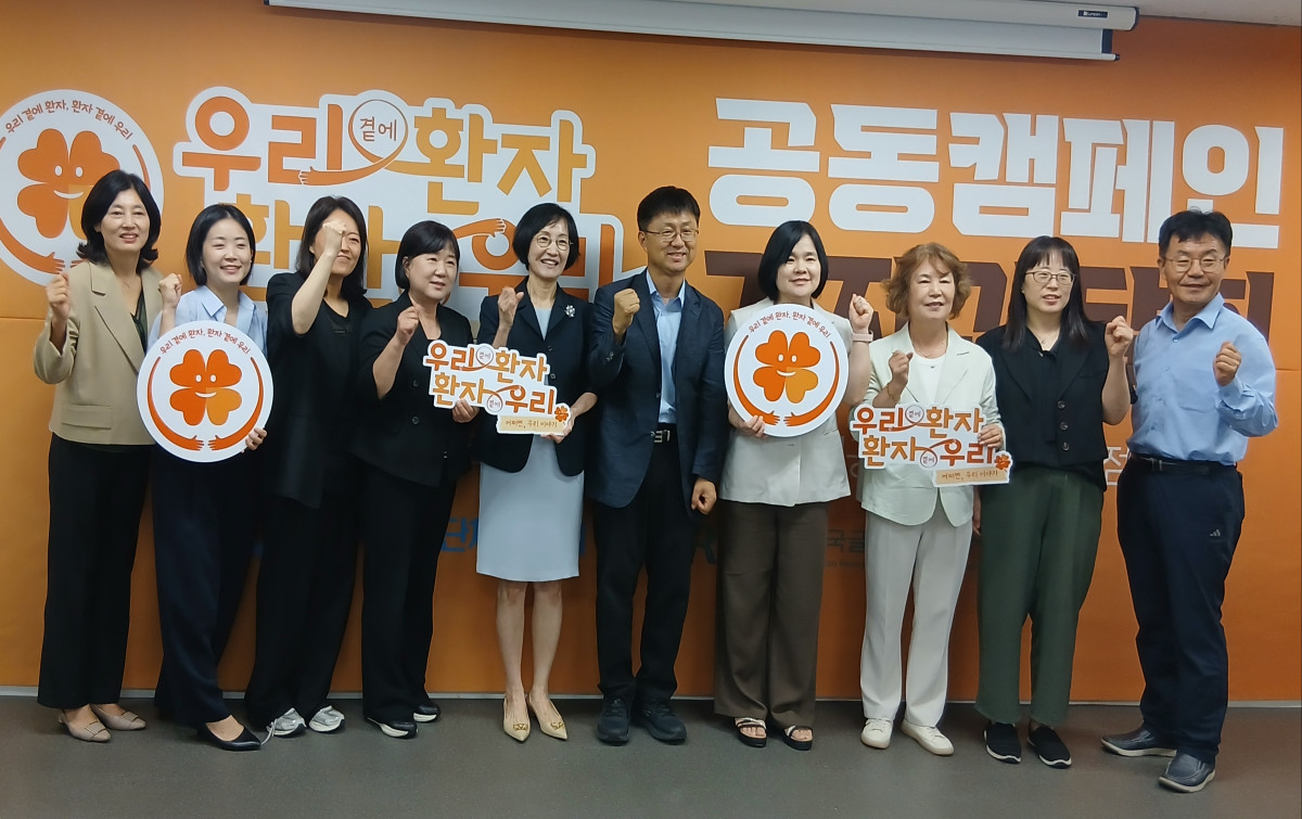 ▲2일 서울 중구 상연재에서 한국환자단체연합회와 한국글로벌의약산업협회(KRPIA)가 ‘우리 곁에 환자, 환자 곁에 우리’ 공동캠페인 출범 기자간담회를 개최한 가운데 이영신 KRPIA 부회장(왼쪽 다섯번째)과 안기종 한국환자단체연합회 회장을 비롯한 참석자들이 기념 사진을 촬영하고 있다. (한성주 기자 hsj@)