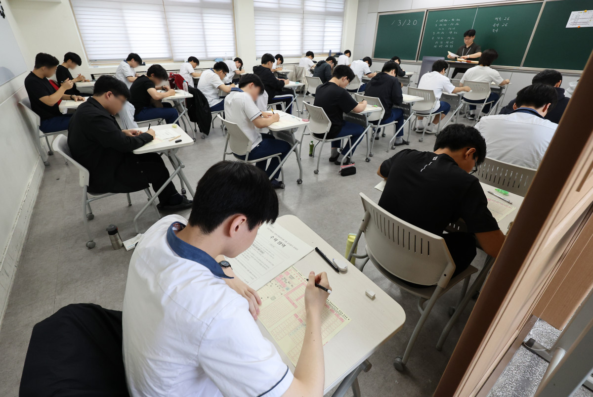 ▲2027학년도 대학수학능력시험 6월 모의평가가 열린 4일 대구 동구 청구고등학교에서 고3 수험생들이 시험 준비를 하고 있다. (연합뉴스)