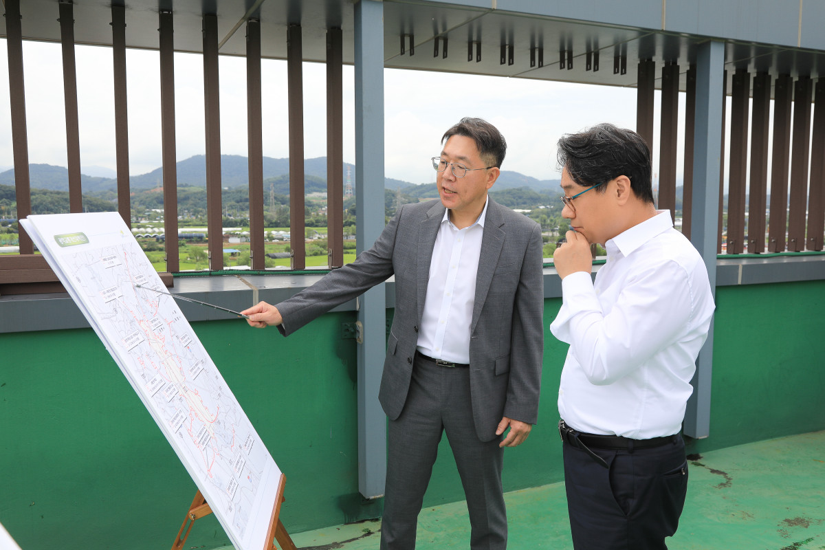 ▲2일 이성훈 LH 사장(오른쪽)이 광명시흥 공공주택지구 현장에서 사업추진현황을 보고받고 있다. (사진제공=LH)