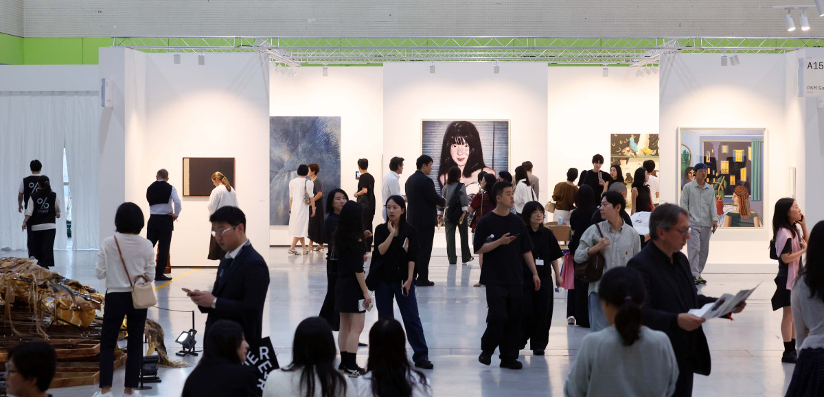 ▲국내 최대 아트페어인 키아프 서울과 세계적인 아트페어 프리즈 서울이 2일 서울 강남구 코엑스에서 개막한 가운데 참관객들이 작품을 감상하고 있다. 올해로 5회째인 프리즈 서울에는 30개 국가·지역에서 133개 갤러리가 참여했다. 한국화랑협회가 여는 키아프 서울에는 국내 127개를 포함해 18개국 175개 갤러리가 참여했다. 두 아트페어는 이날 VIP 사전 관람을 시작으로 일반 관람은 3일부터 프리즈는 5일까지, 키아프는 6일까지 진행된다. 신태현 기자 holjjak@
