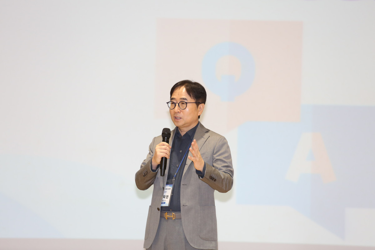 ▲장덕현 삼성전기 사장이 협력사를 방문해 발표하고 있다. (사진=삼성전기)